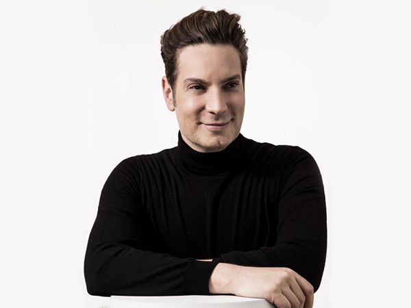 كاميرون سيلفر يعرض كنوز مقتنياته من الملابس الرجالية للبيع !